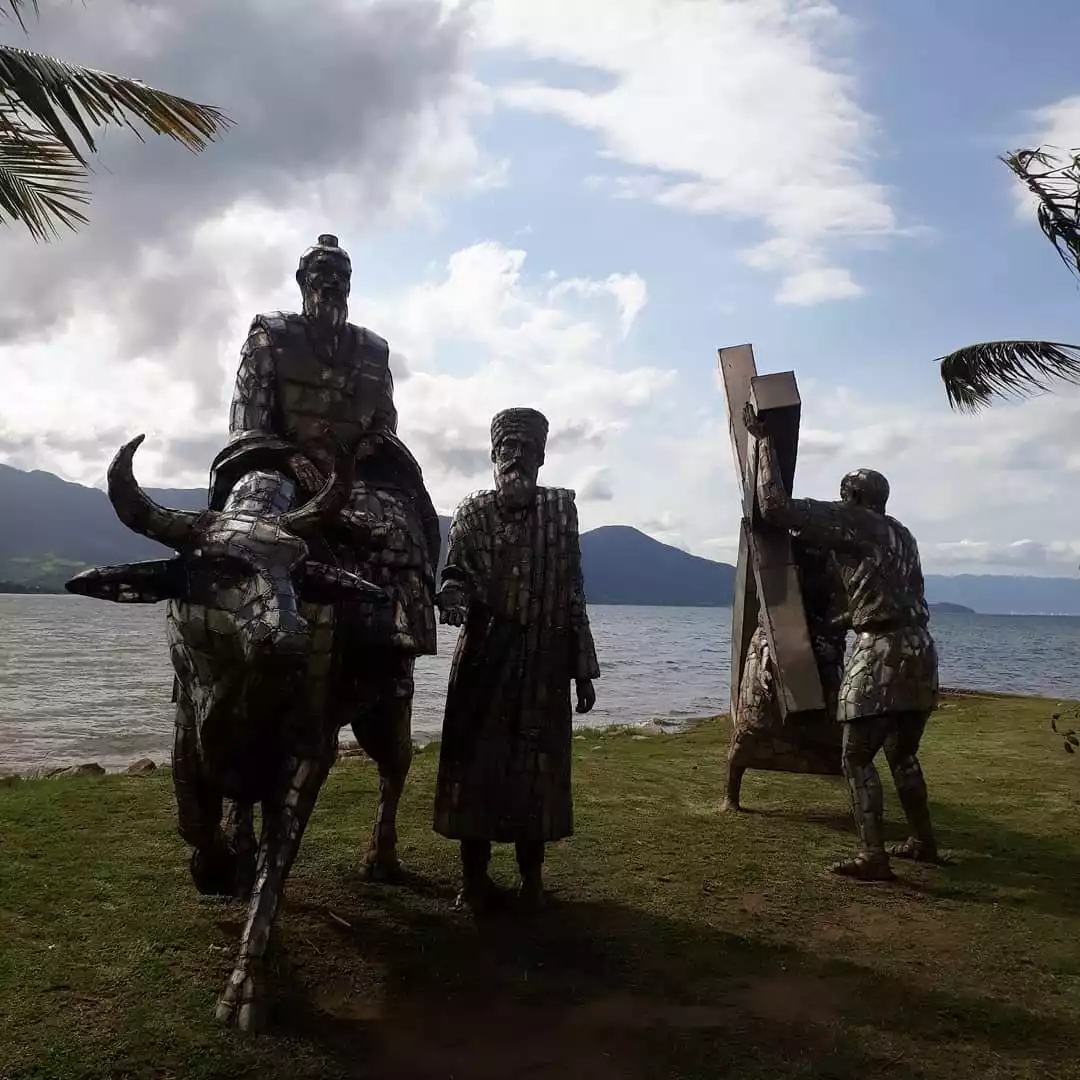 “Paixão – Caminhando no amor, na união e na justiça” del escultor Gilmar Pinna en Ilhabela, São Paulo, Brasil.