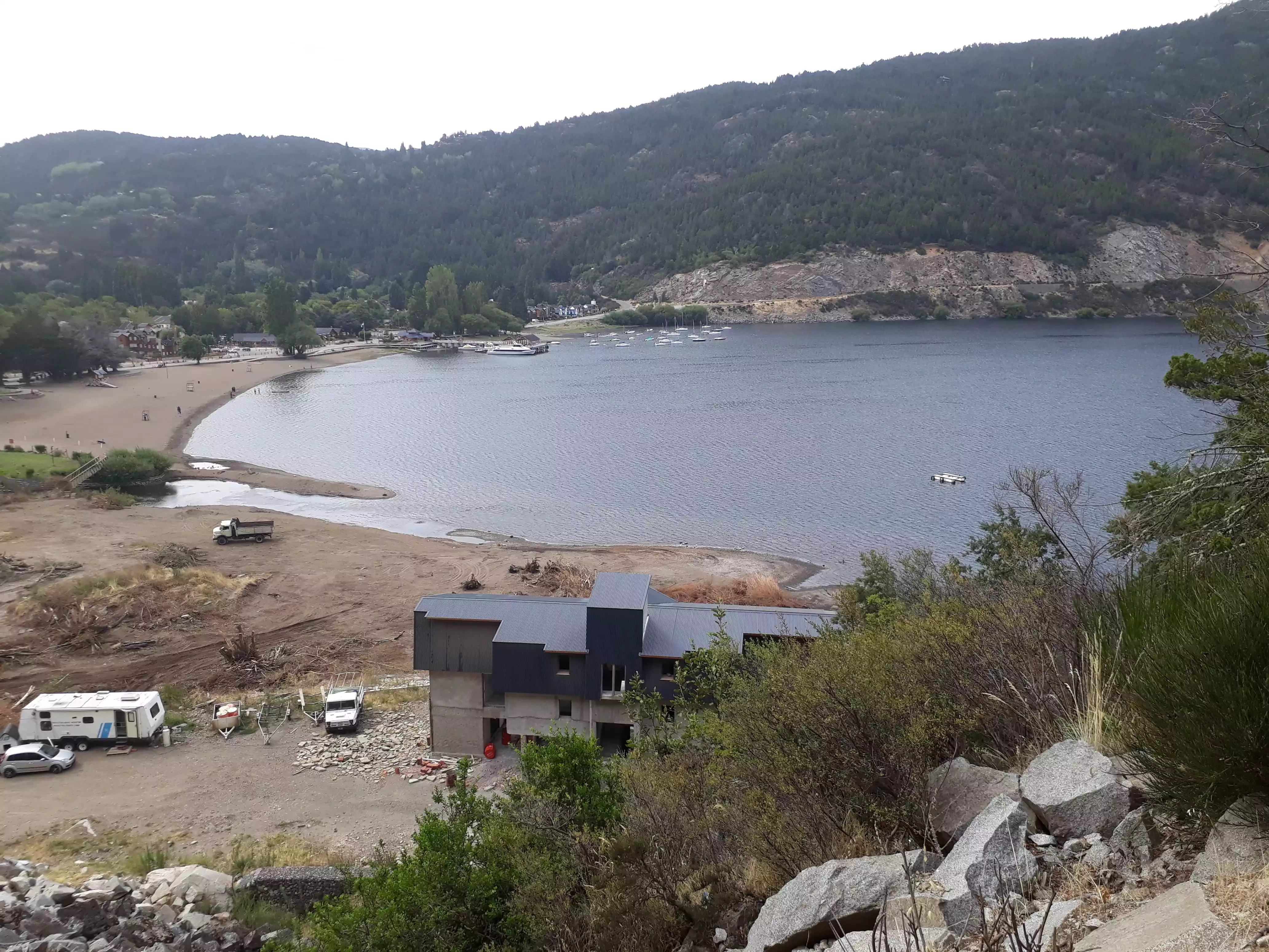 Vista del Lago Lácar desde el comienzo del camino al Mirador Bandurrias.