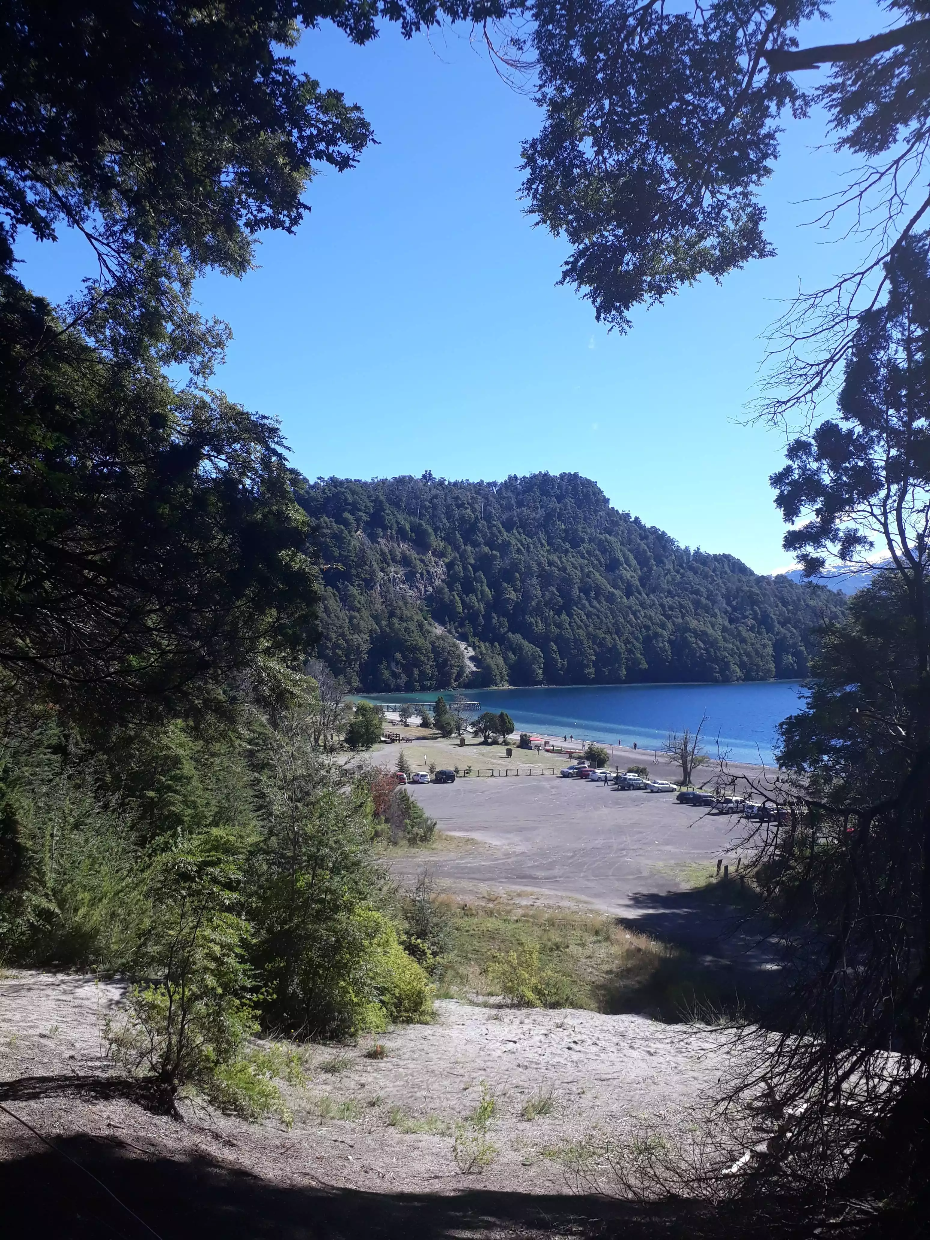 Vista del Lago Espejo desde el sendero de entrada a la playa.