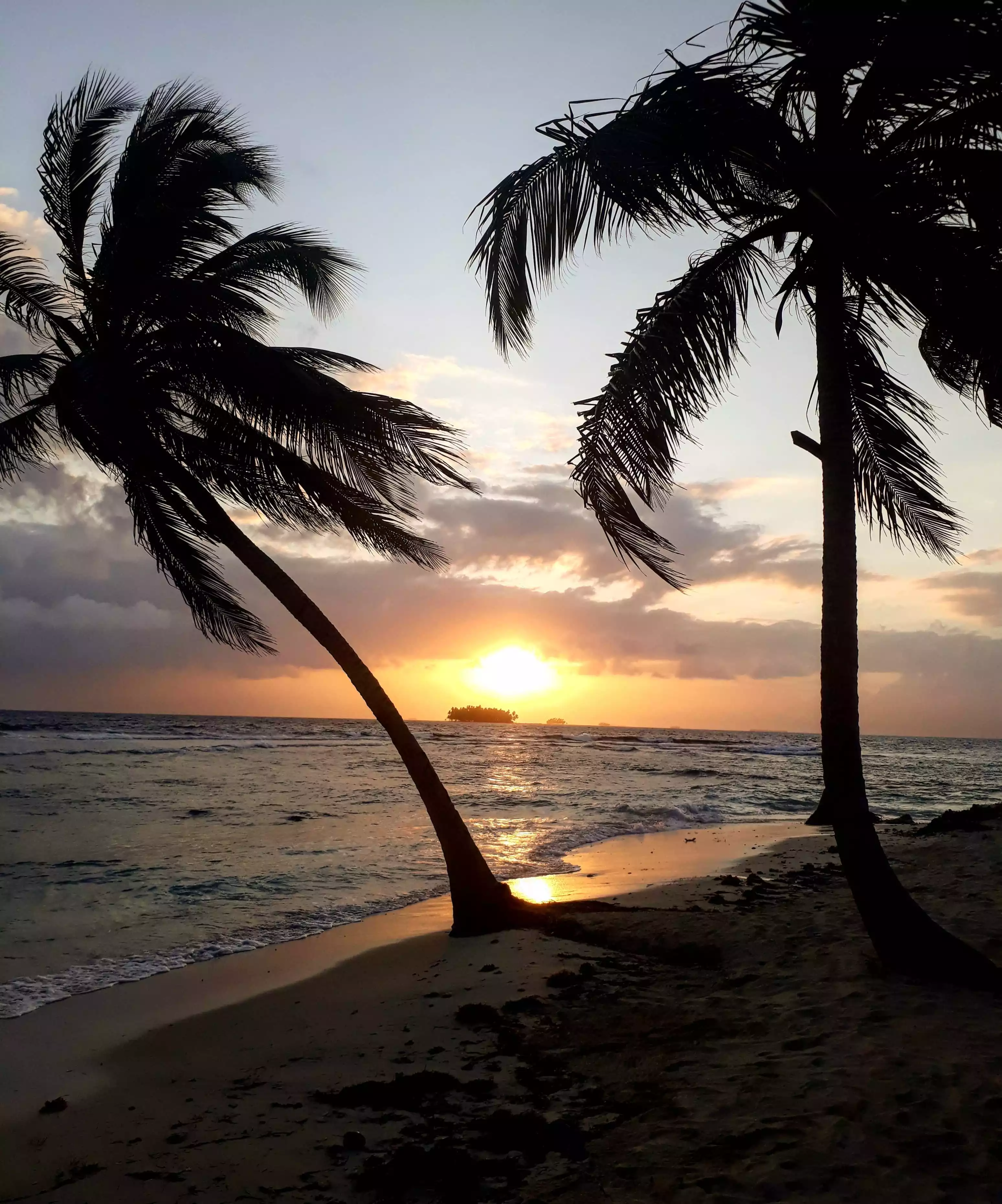 Amanecer en Isla Agujar, Guna Yala, Panamá.