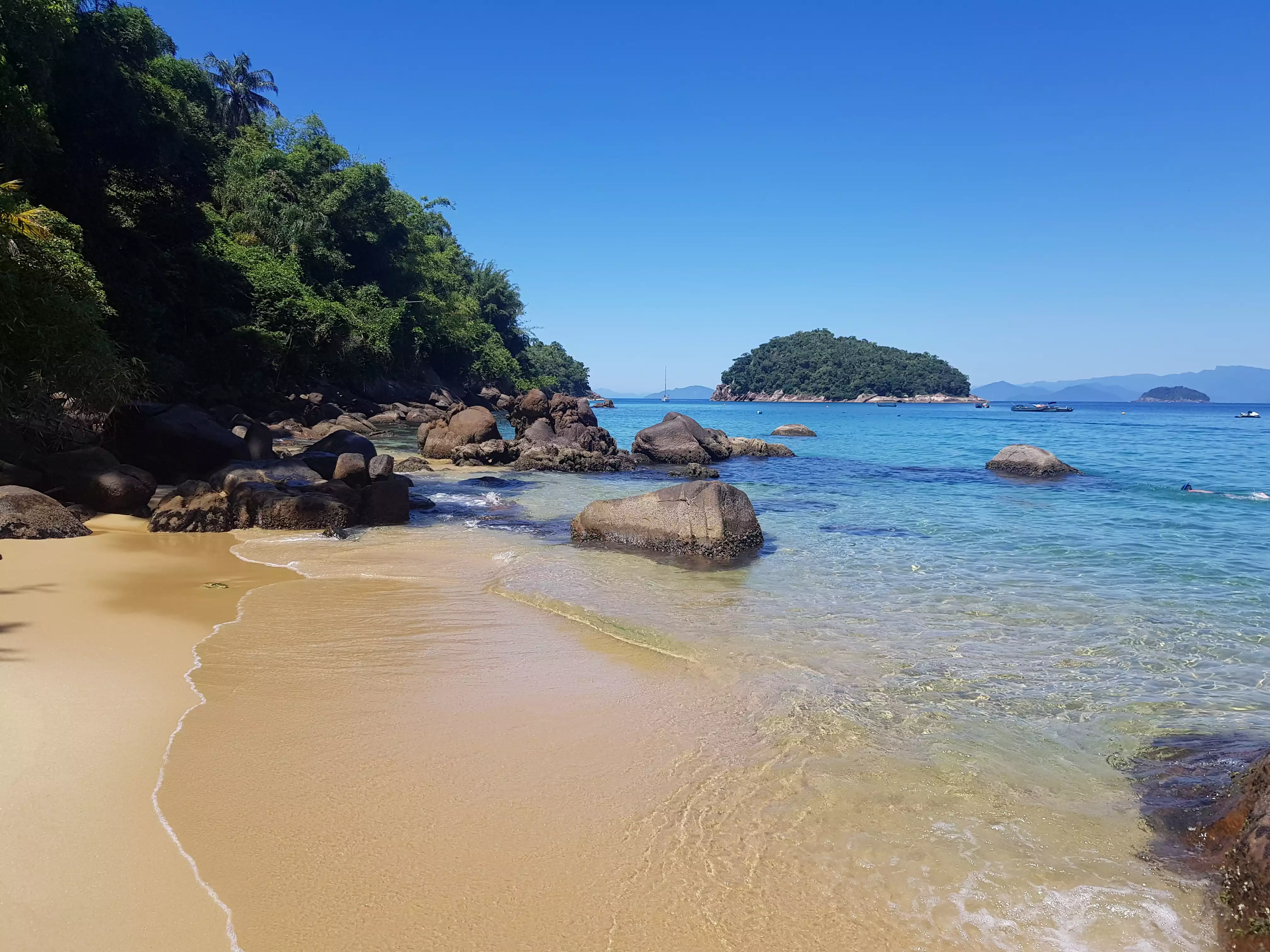 Praia de Picinguaba, Ubatuba, Brasil. Desde esta hermosa playa salen las embarcaciones hacia Ilha das Couves.