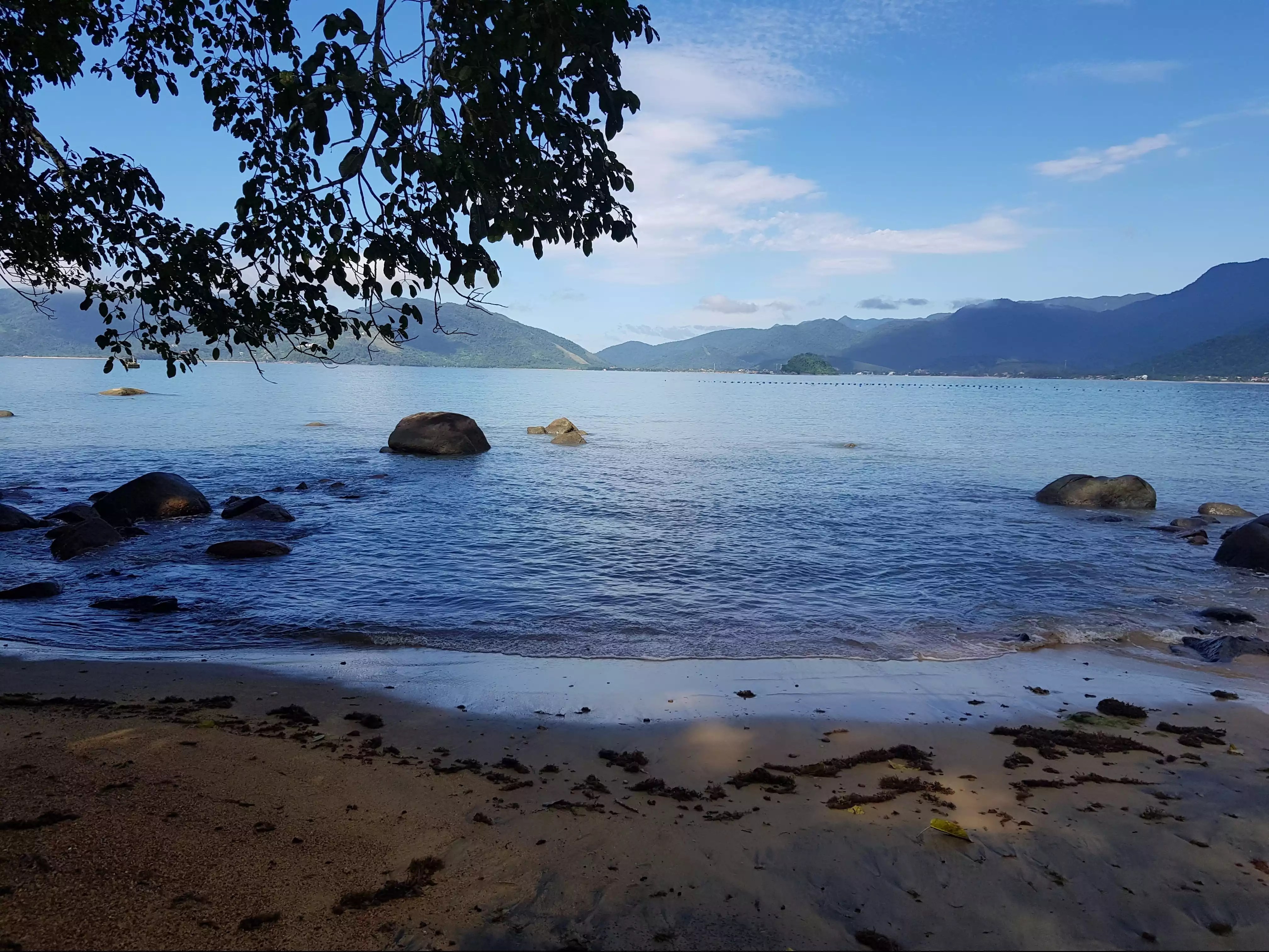 Una pequeña y desierta playa encontrada en la caminata conocida como la "Trilha das 7 praias".