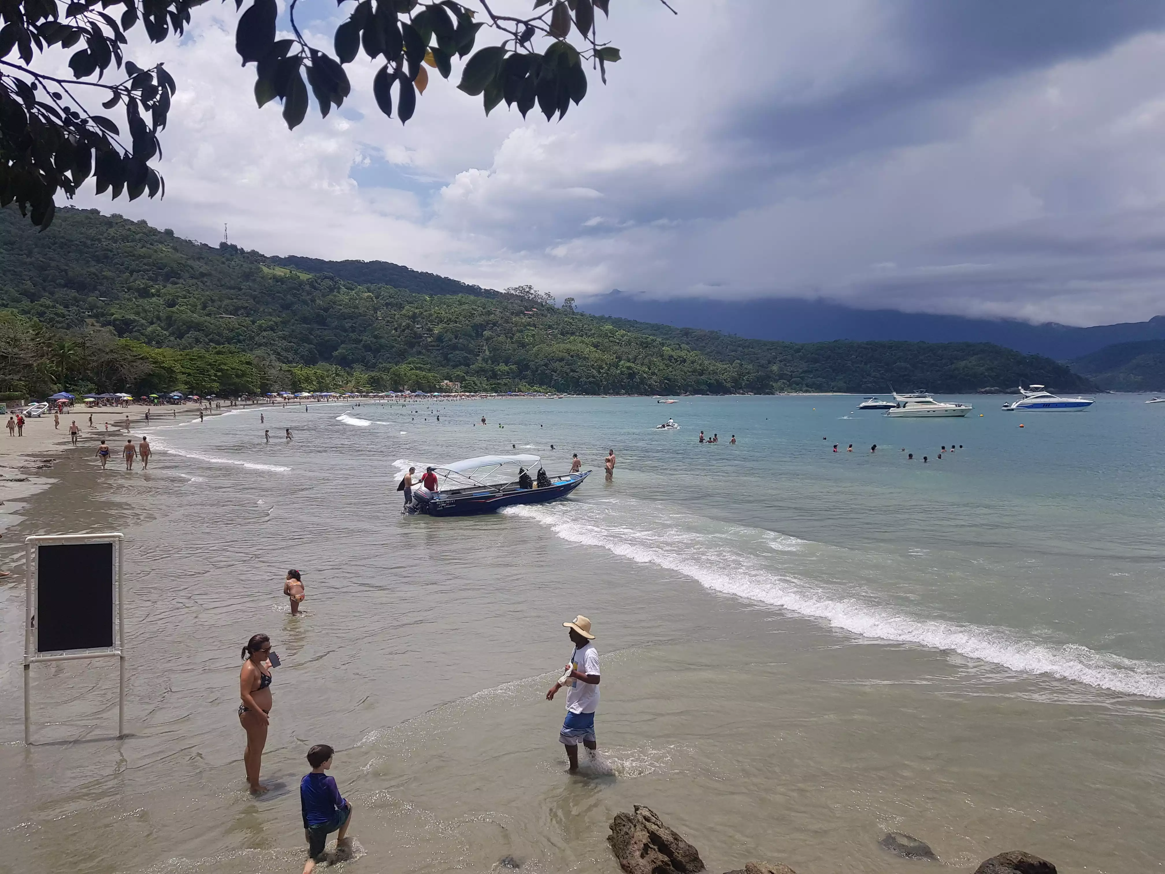 Praia da Fortaleza, Ubatuba, Brasil. Es la última (o primera) playa de la caminata conocida como la "Trilha das 7 praias".
